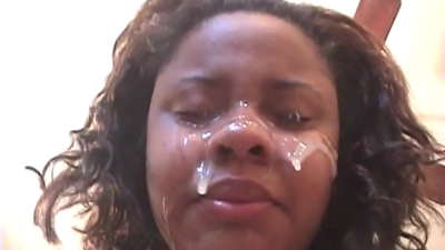 Ko te kotiro Brazilia pango ka kumea ki runga i tona mata i muri i te moe whakaeneene me te tiihi nui